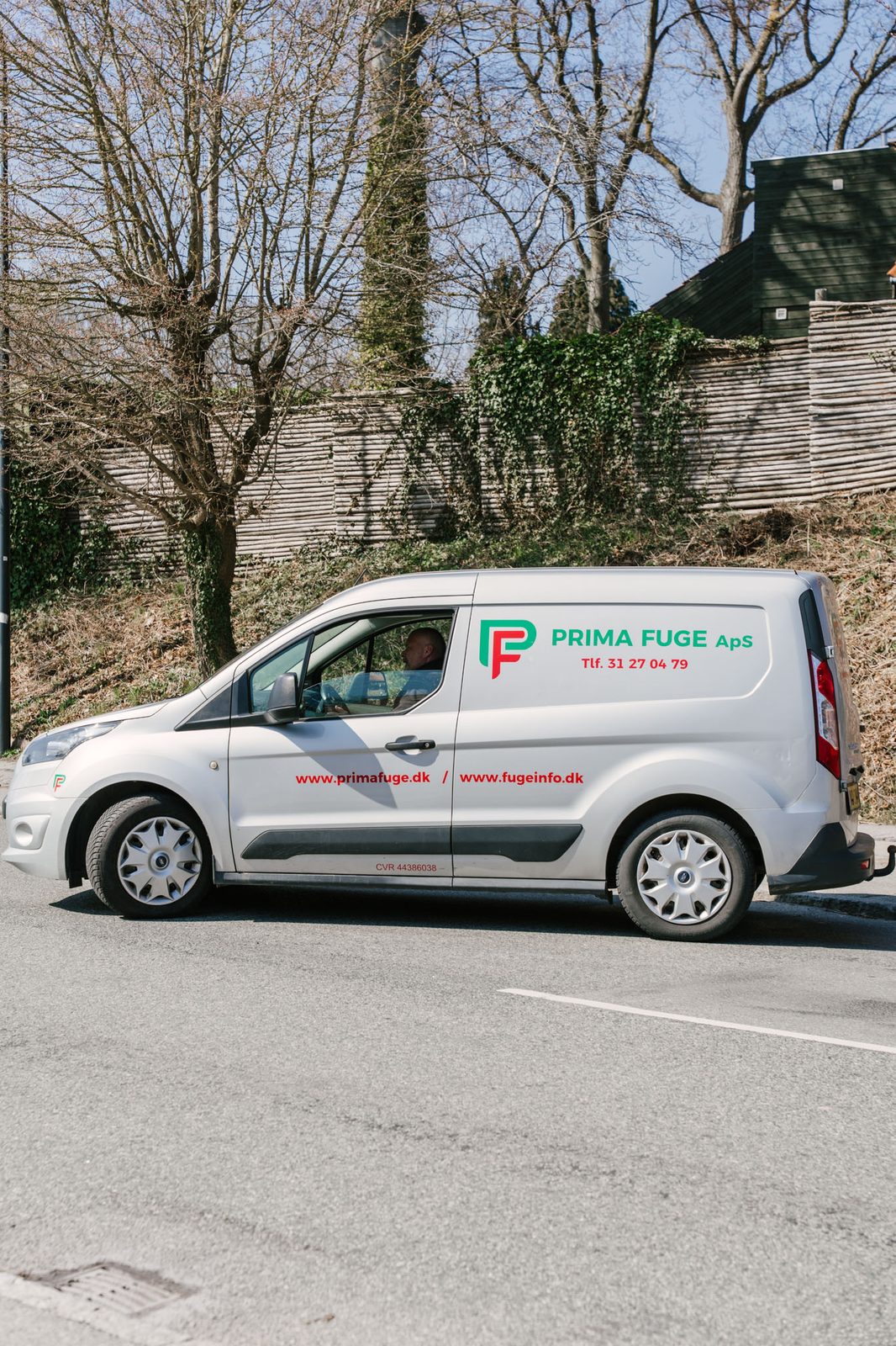 PrimaFuges firmabil på vej til opgave