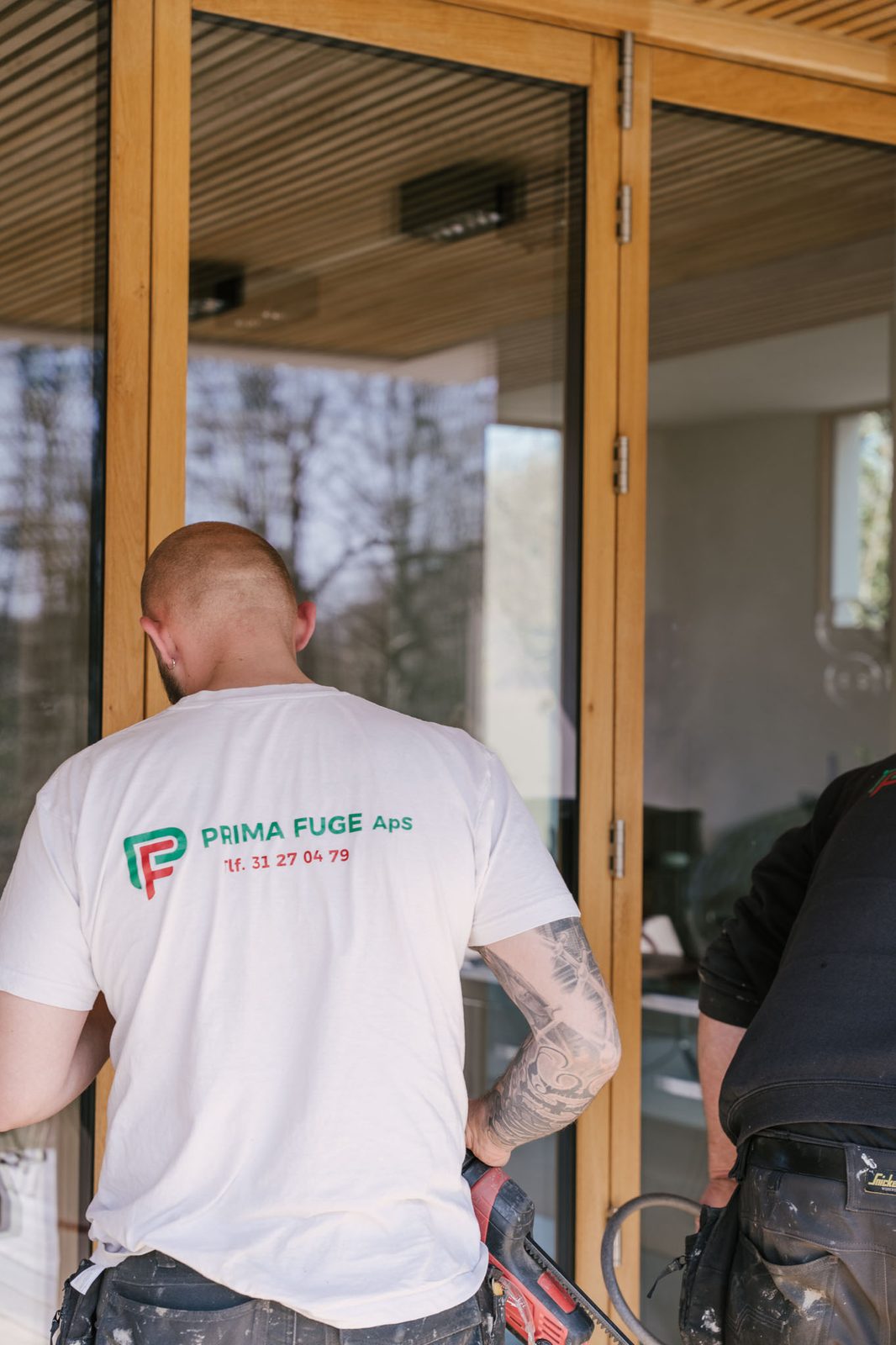 Team fra PrimaFuge i gang med fugning af dør