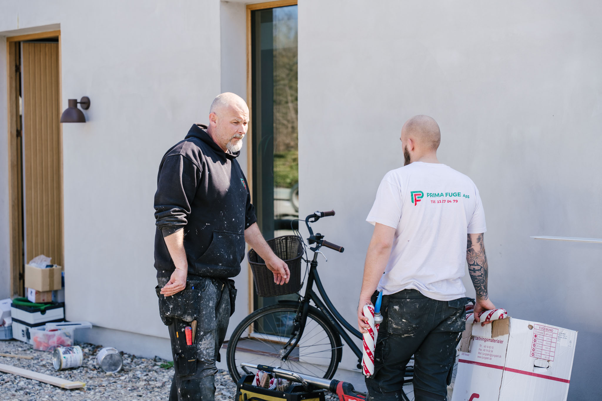 Søren snakker med kollega foran villa